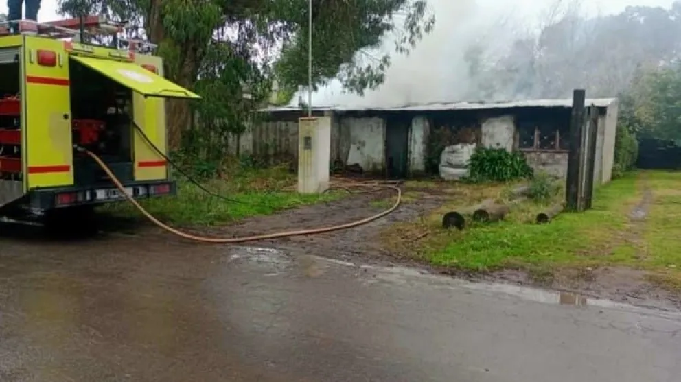 Una salamandra provocó un incendio en una vivienda en el barrio Las Dalias