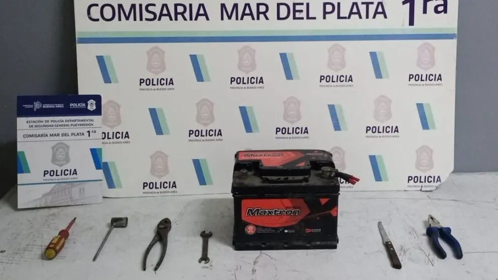 Pareja atrapada cuando había robado batería de un auto en barrio Nueva Pompeya