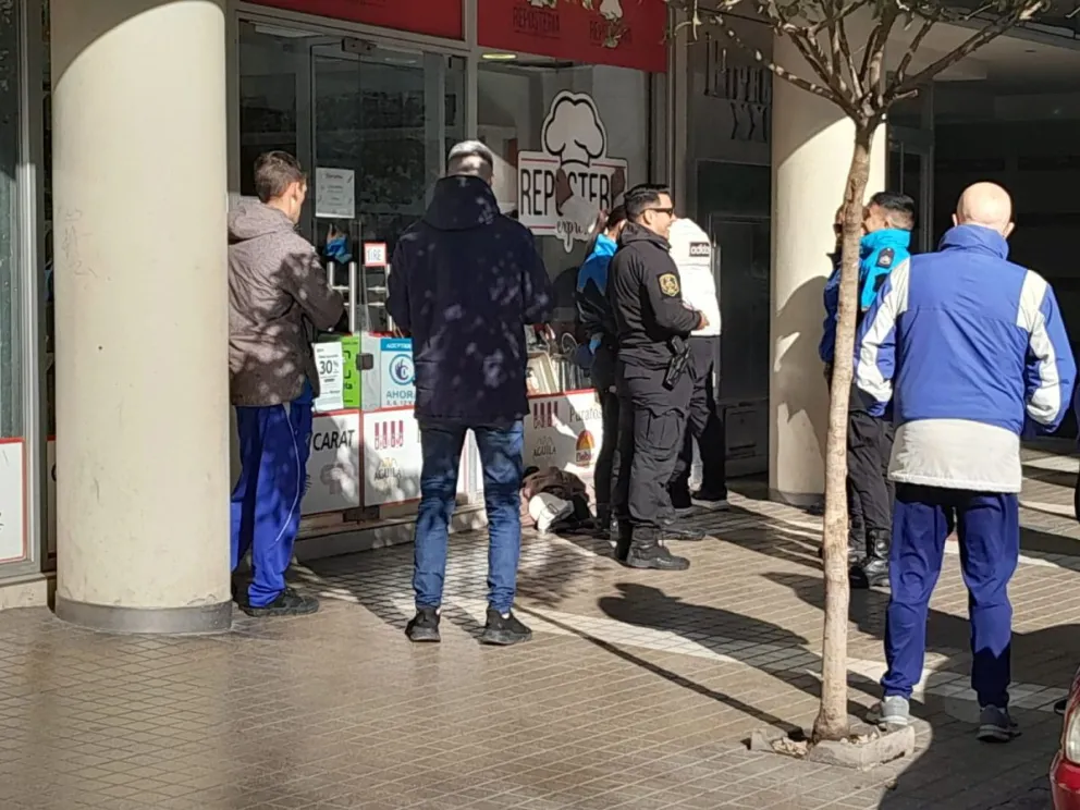 El cuento del tío: le dijeron que se le había caído algo y le robaron la cartera de su auto