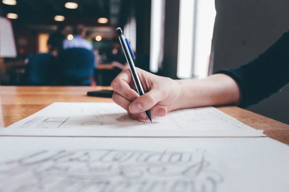 Un estudio determinó que escribir a mano ayuda a desarrollar el cerebro
