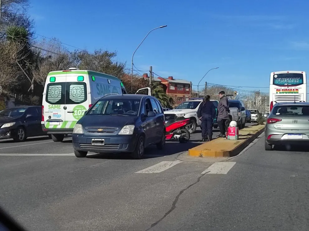 Fuerte choque entre auto y moto obligó a interrumpir el tránsito en Juan B. Justo