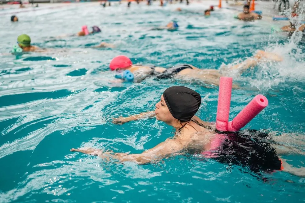 Están abiertas las inscripciones para el programa Nadar en Familia