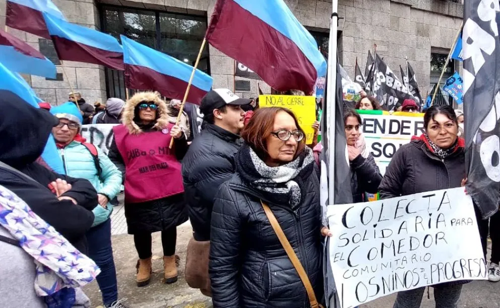 Crece la cantidad de personas que asisten a comedores y recortan días por falta de alimentos