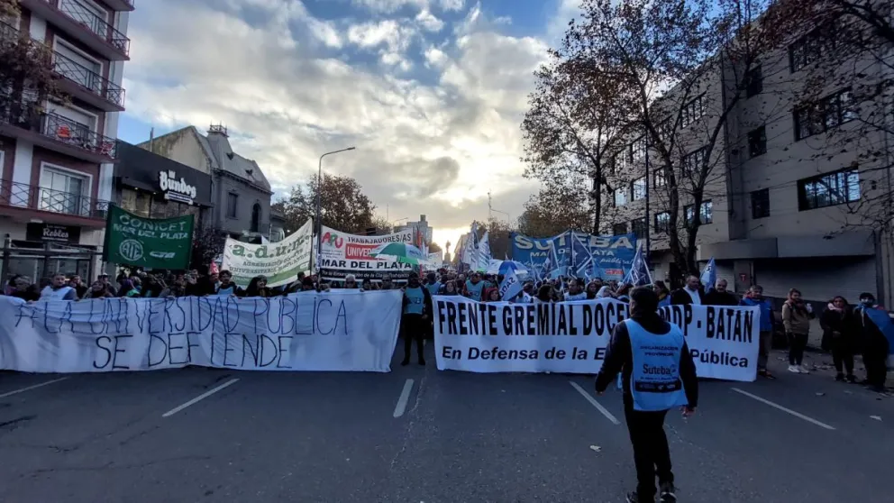 Docentes y alumnos volvieron a marchar por la educación pública en Mar del Plata