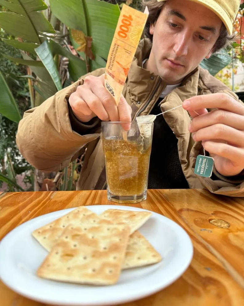 Insólito: un bar en CABA ofrece un combo de mate cocido con 4 galletitas a mil pesos