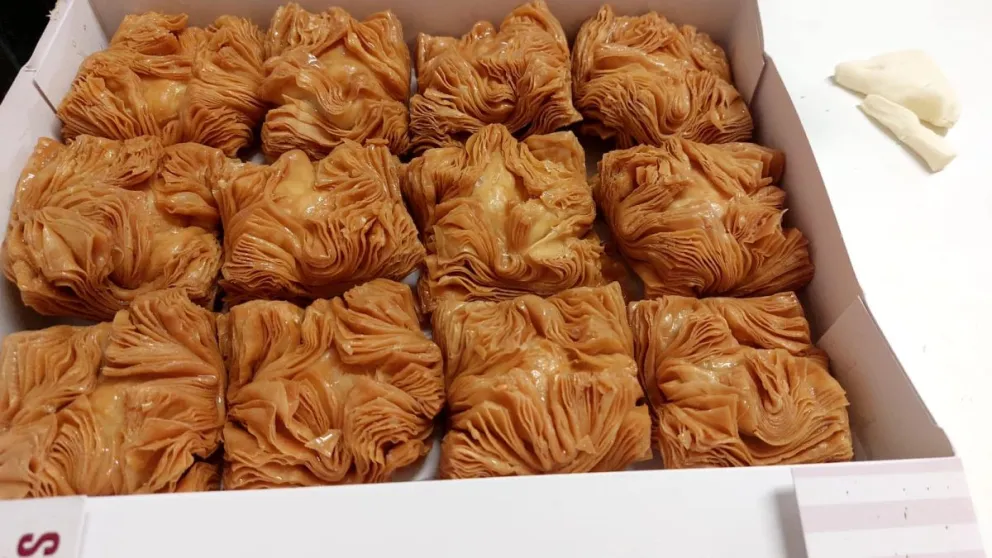 ¡Viva la Patria! Colas desde un día antes por los clásicos pasteles para el 25 de mayo