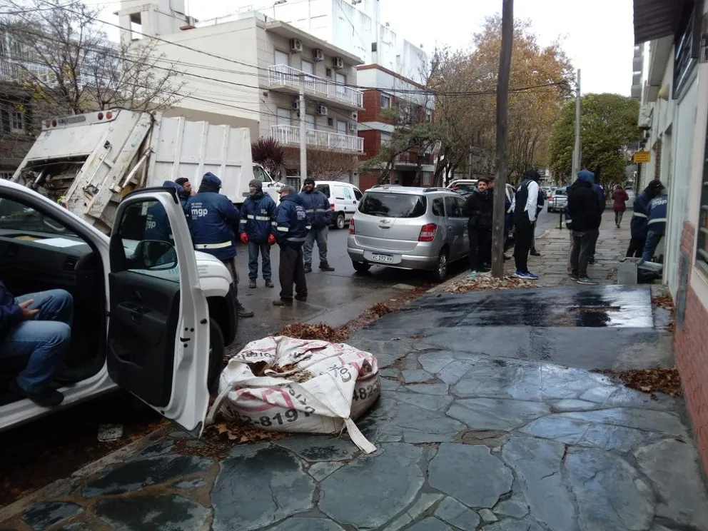Gran despliegue para erradicar plaga de ratas en una casa cerrada del barrio La Perla