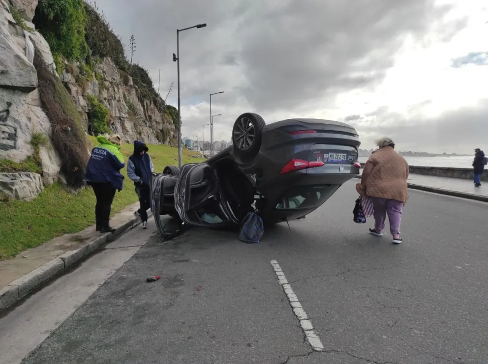 Volcó un auto con dos ocupantes