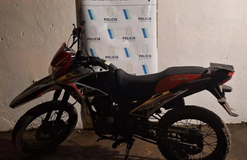 Durante una persecución detuvieron a dos personas que iban en una moto robada