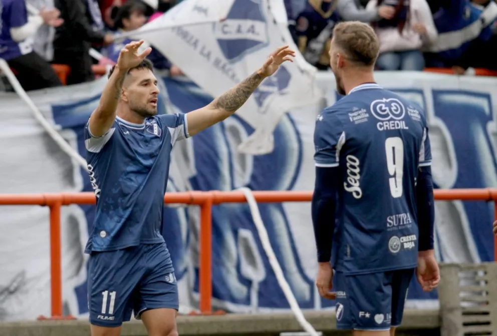 Alvarado lo salvó en el final y venció 2 a 1 a Chacarita