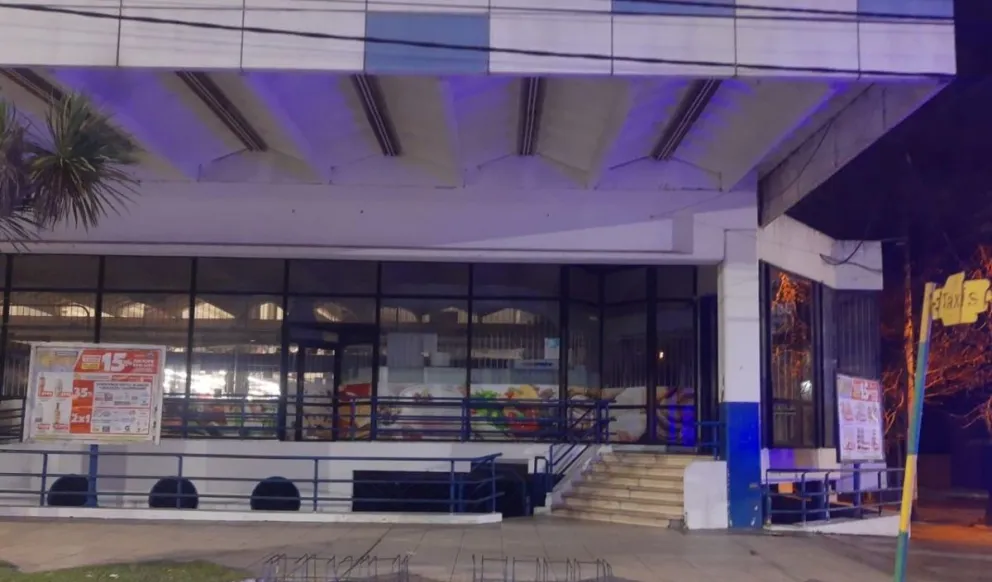 Menores destrozaron vidriera de un supermercado en barrio Fortunato de la Plaza