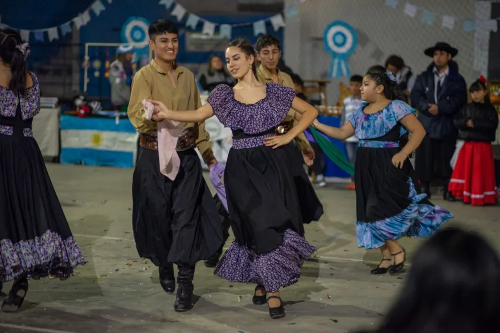 Cientos de personas participaron de la "Gran Peña del 25 de mayo" en Santa Clara del Mar 