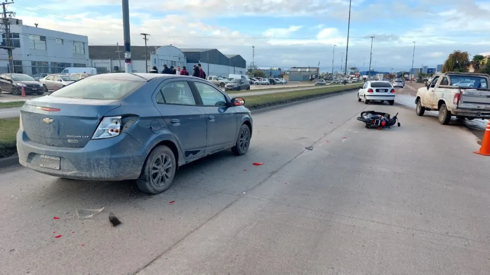 Una motociclista resultó lesionada tras chocar contra un auto