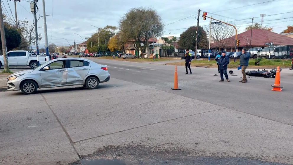 Choque entre auto y moto terminó con una persona en el HIGA