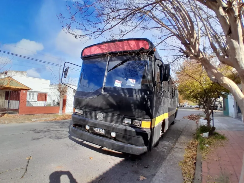 Misterio por un colectivo abandonado y multado en Misiones y Bolívar