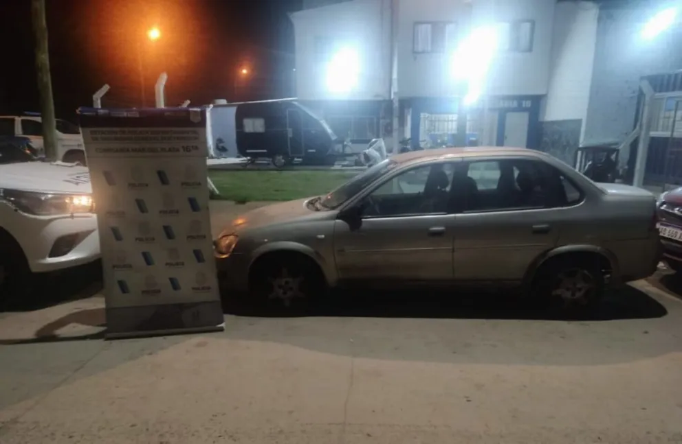 Atrapan a dos sujetos con un auto robado en el Barrio Santa Rita