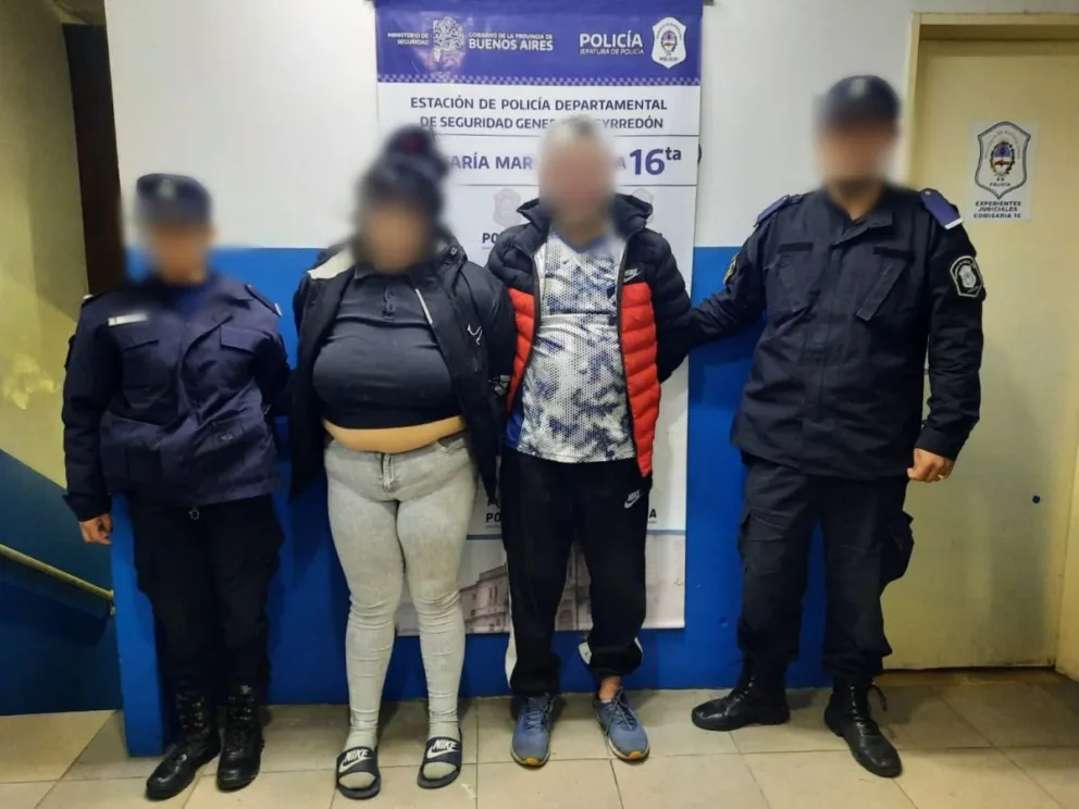 Detienen a una pareja que robó una moto del interior de una casa y secuestran un revolver 