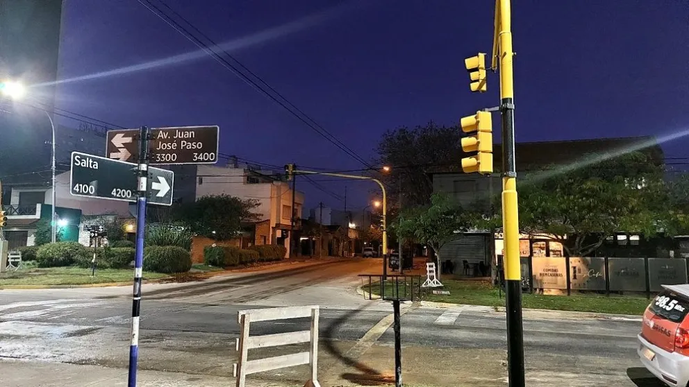 Instalan un nuevo semáforo en la esquina de Paso y Salta
