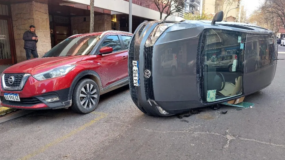 Un Gol volcó tras chocar solo contra un auto estacionado en el centro