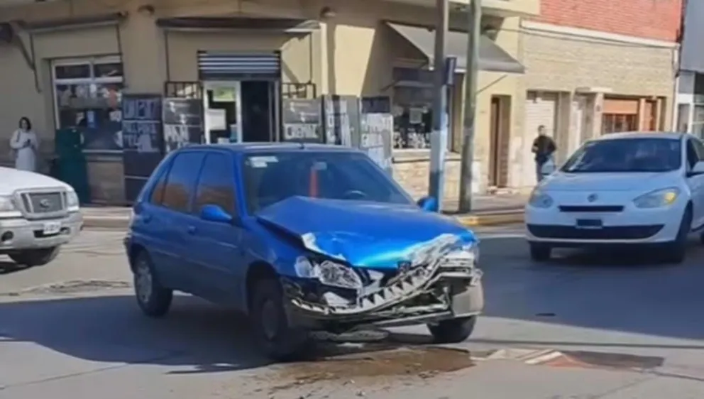 Un auto embistió a una Ranger, que terminó bloqueando la calle Alvarado