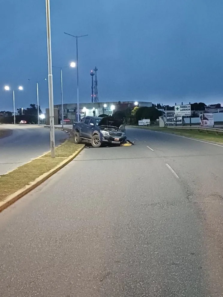 Una camioneta descarriló en Ruta 11 por una mala maniobra