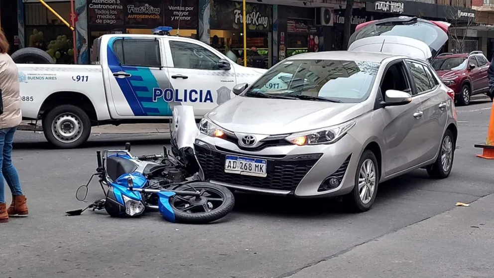 Una moto terminó abajo de un Toyota Yaris en Moreno y Corrientes