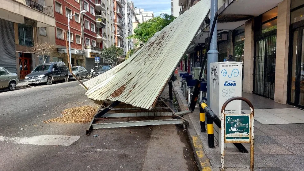 Destrucción total: un camión derribó un deck en Belgrano y Entre Ríos