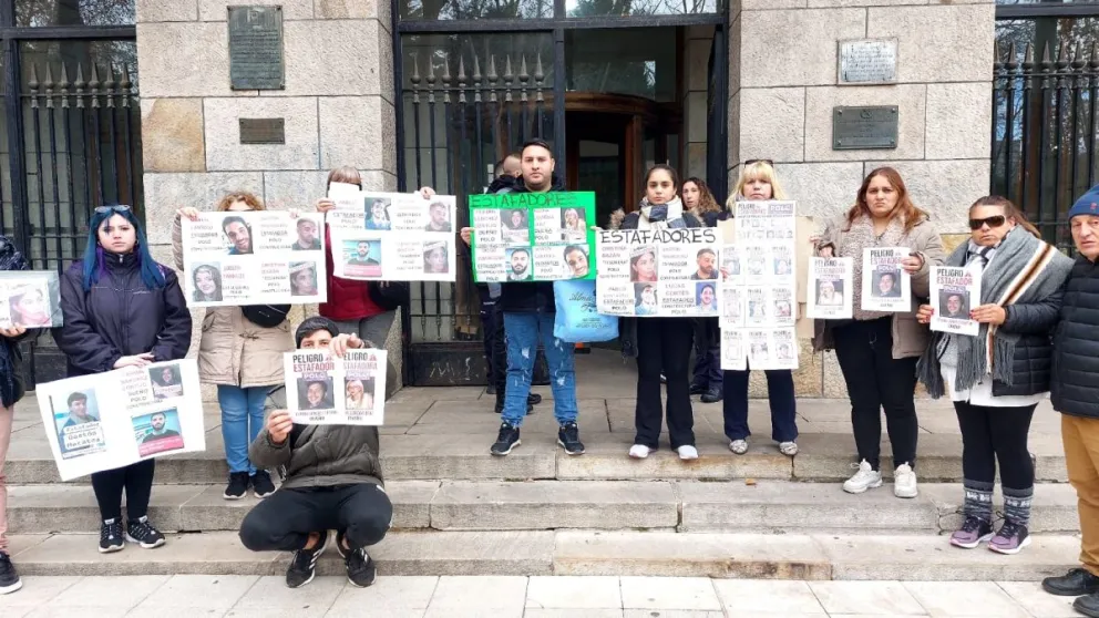 Un grupo de personas denuncia que fue estafado por una constructora