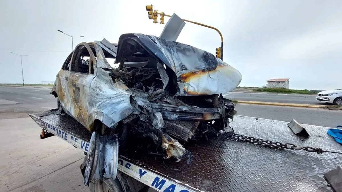 Un auto quedó irreconocible tras chocar contra una columna en la Ruta ...