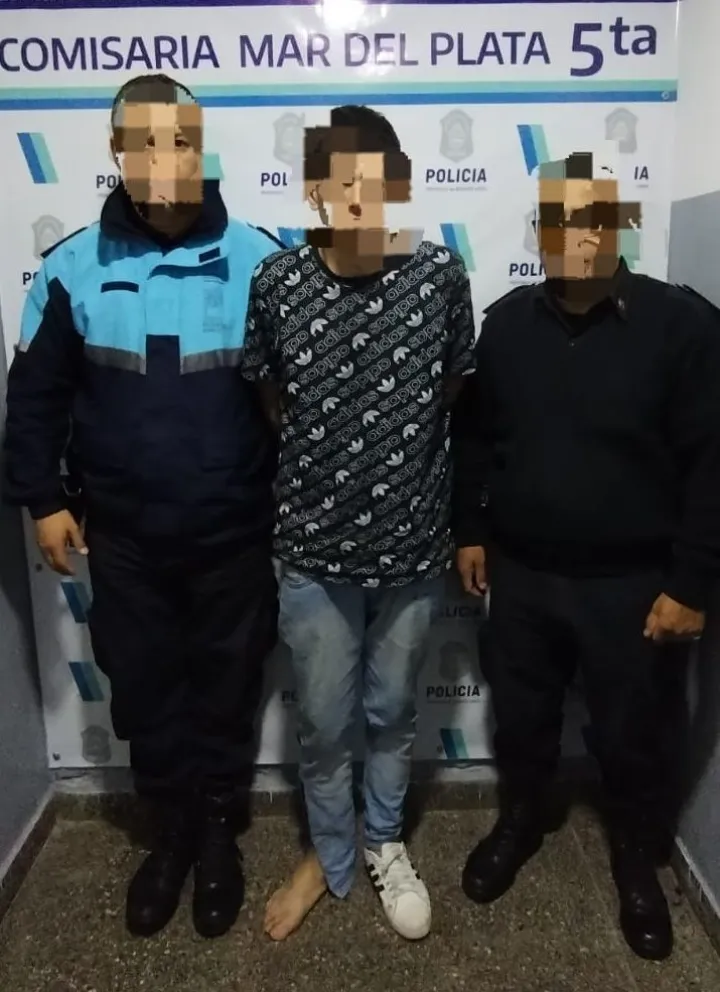 El joven perdi&oacute; la zapatilla en la colisi&oacute;n.