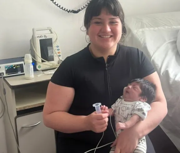 Lian junto a su mam&aacute;