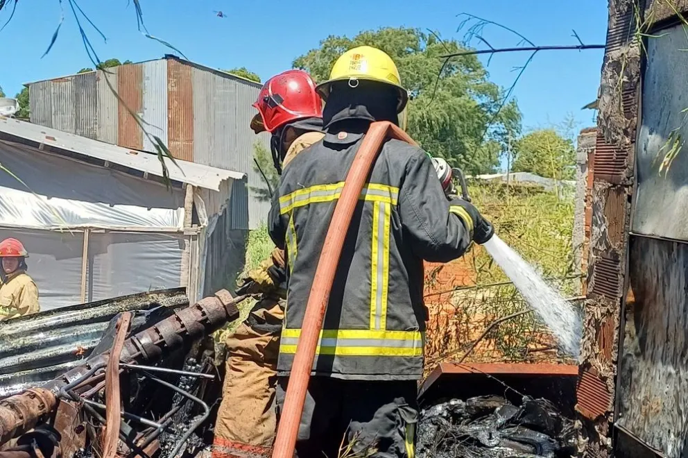 Un incendio de vivienda demandó el trabajo de 19 bomberos