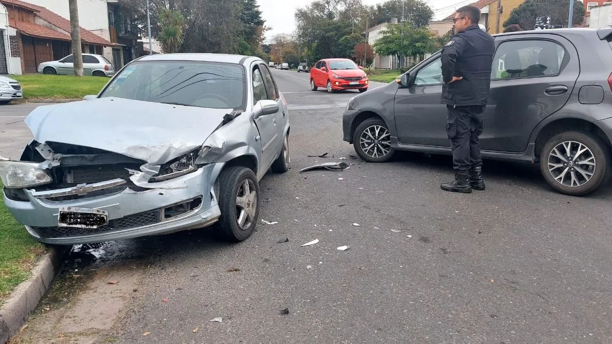 Fuerte choque entre dos autos en 20 de Septiembre y Paso | Infobrisas