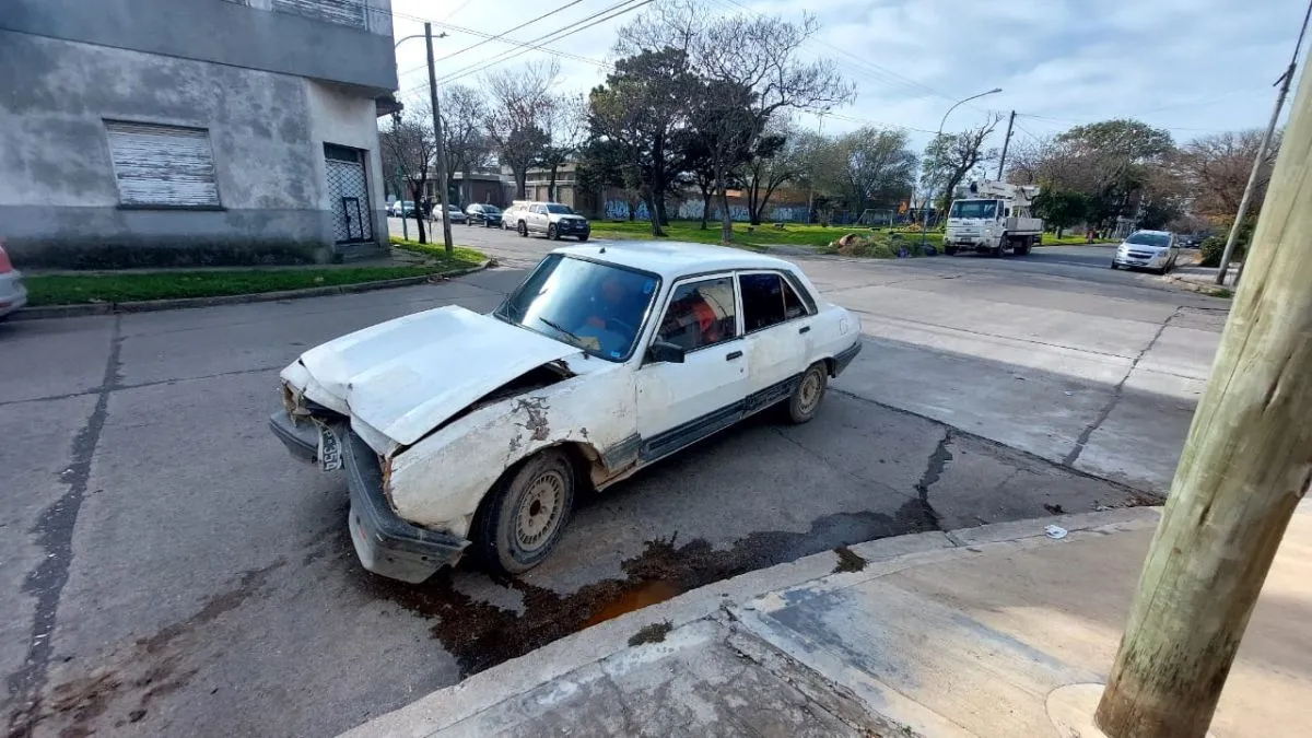 Chocaron un auto contra una columna de alumbrado público y lo dejaron ...