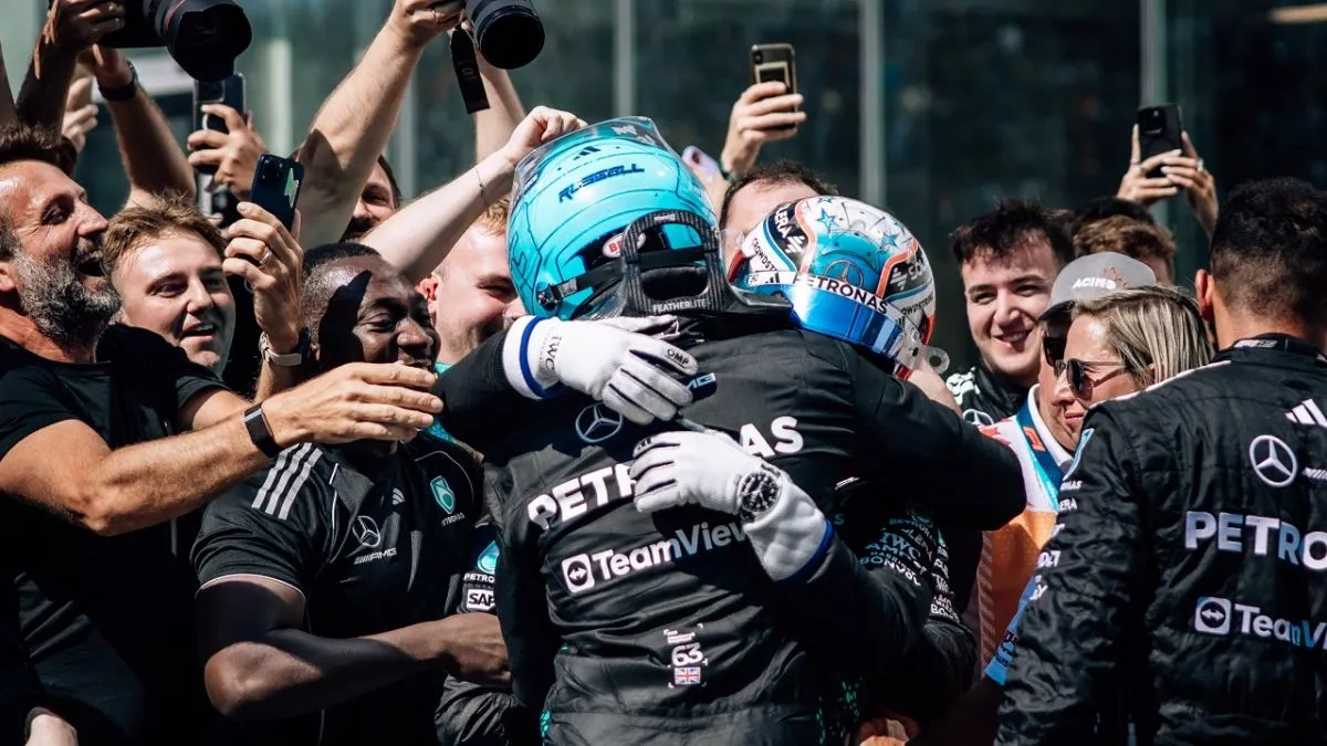 La celebraci&oacute;n de Russell con su gente