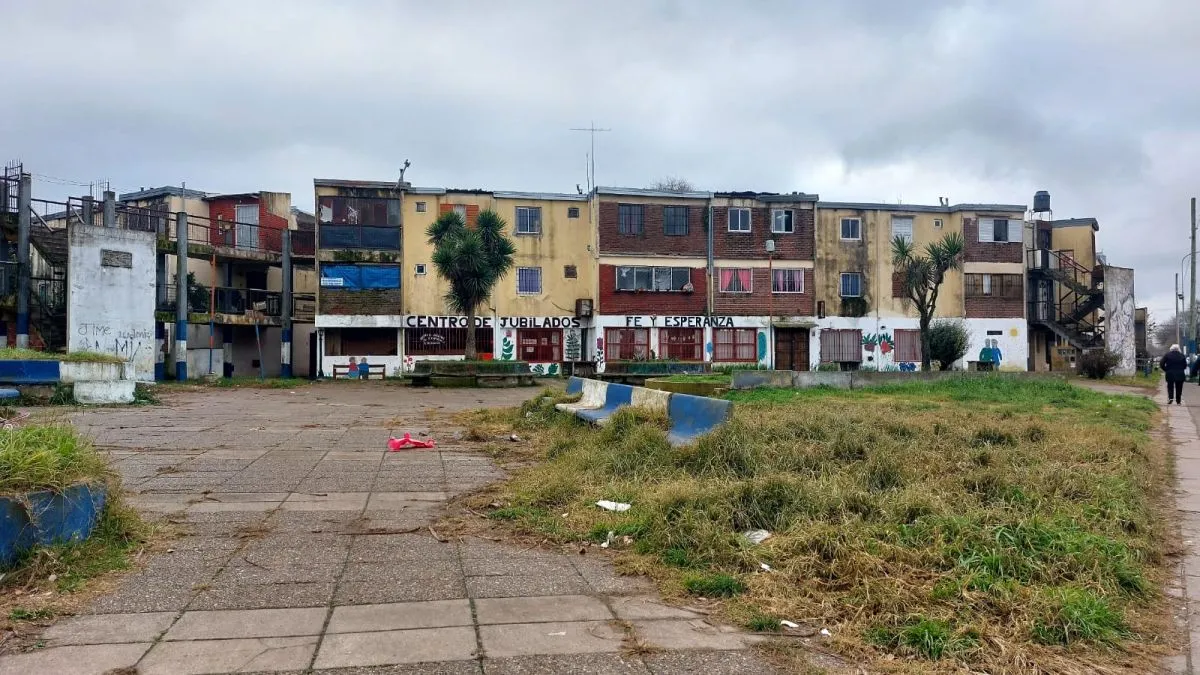 Vecinos del Barrio Centenario reclaman por la falta de agua y denuncian ...
