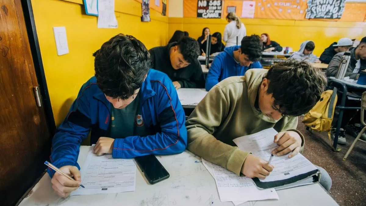 ¿Celulares en la escuela? El debate picante de MDP
