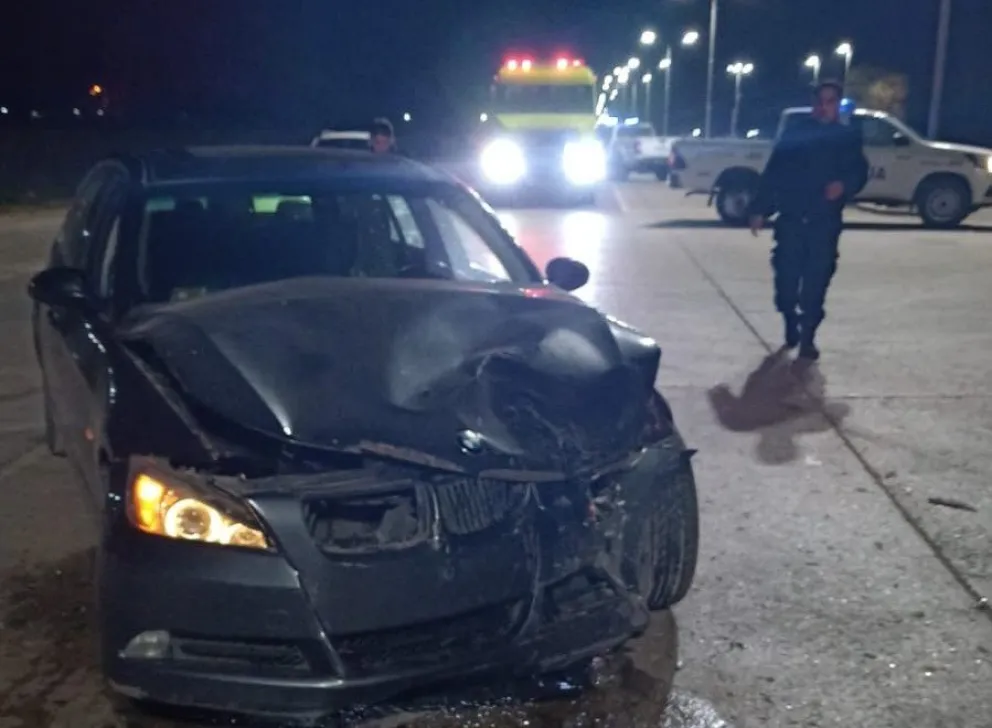 Ins贸lito: choc贸 su auto de lujo, mand贸 al hospital a dos personas y se fue del lugar - Image 3