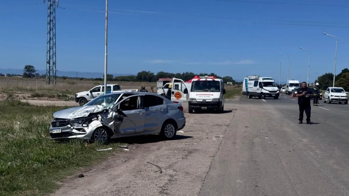 Trasladaron a dos personas por un choque entre auto y camión en la Ruta ...