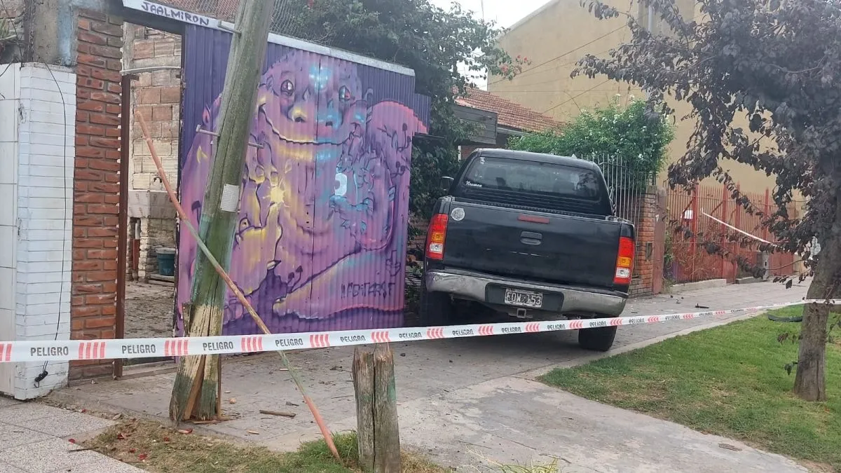 Una camioneta se despistó y quedó incrustada en el frente de una ...