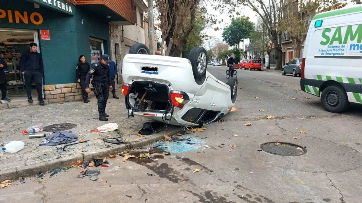 Piña y vuelco en Ituzaingó: ¡Todos ilesos!