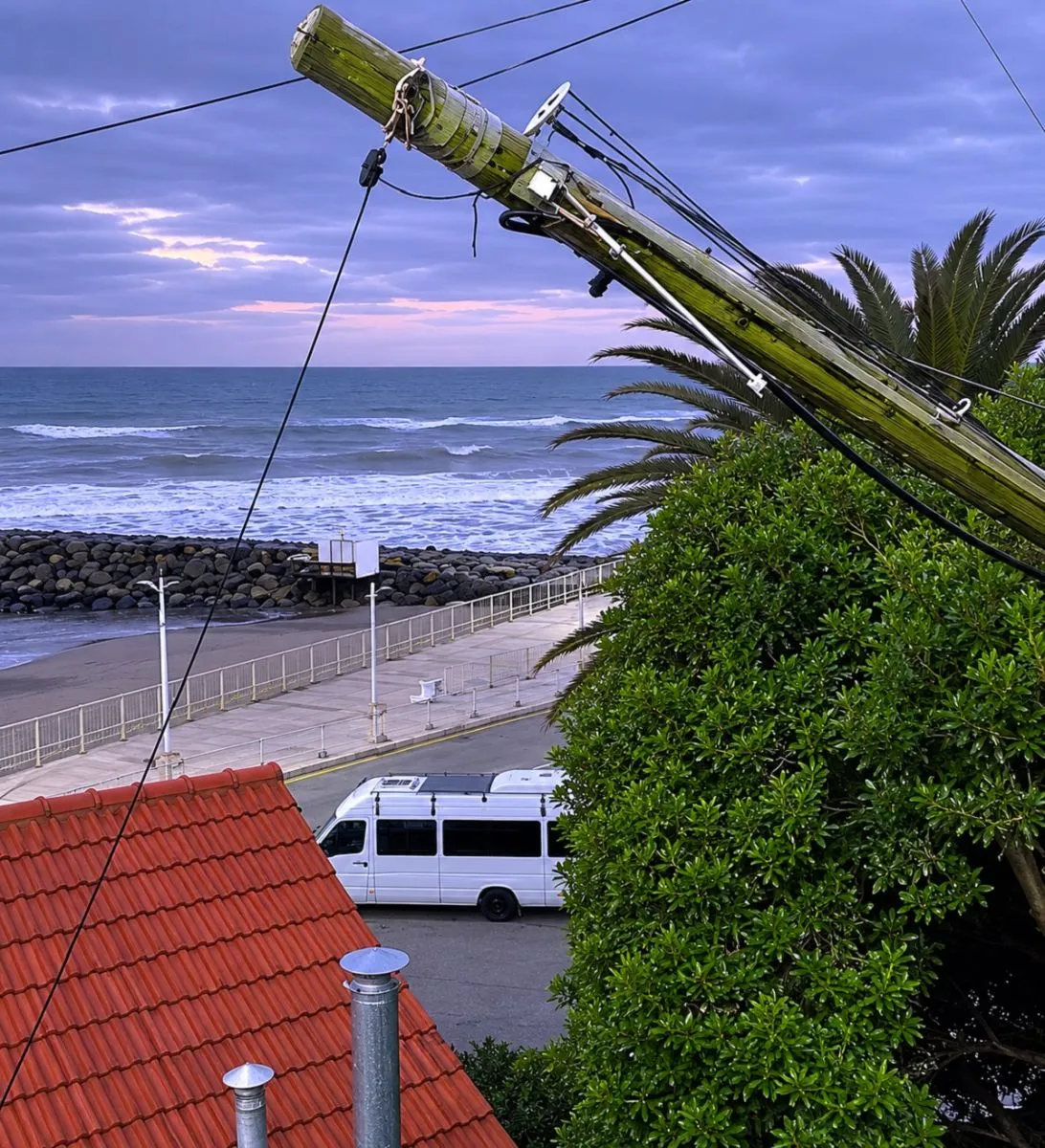 Un poste telefónico casi tumba un hotel en la costa
