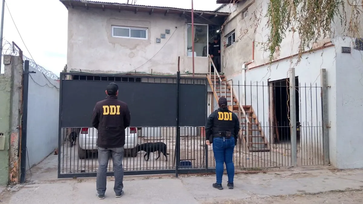Cae pibe de 18: cae con Hilux y arsenal de autos robados