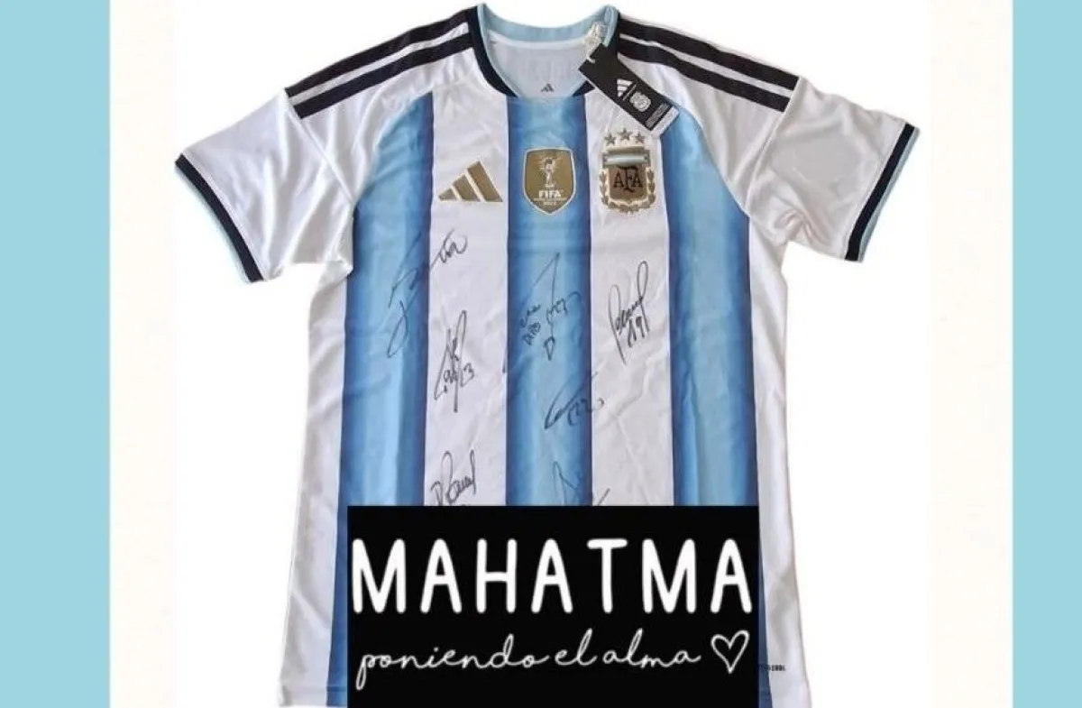 Messi firma camiseta: ¡a salvar el mundo, Mar del Plata!