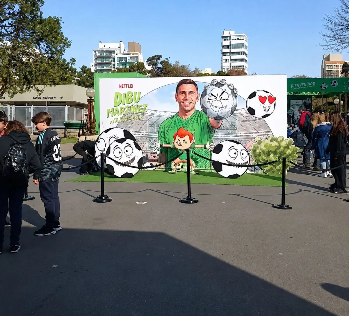 Furor en Plaza Mitre: el Dibu hizo delirar Mar del Plata