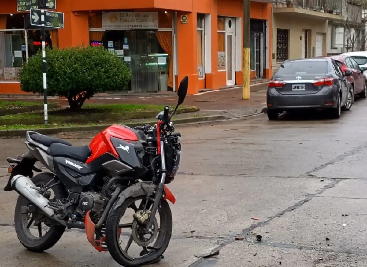 Choque en Libertad y Neuquén deja a un pibe de 17 internado