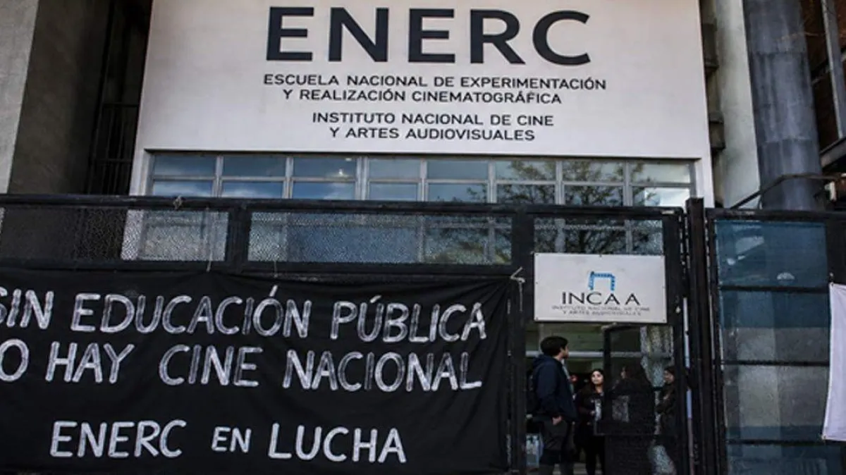 Estudiás cine y ahora tenés que salvar a tus profes