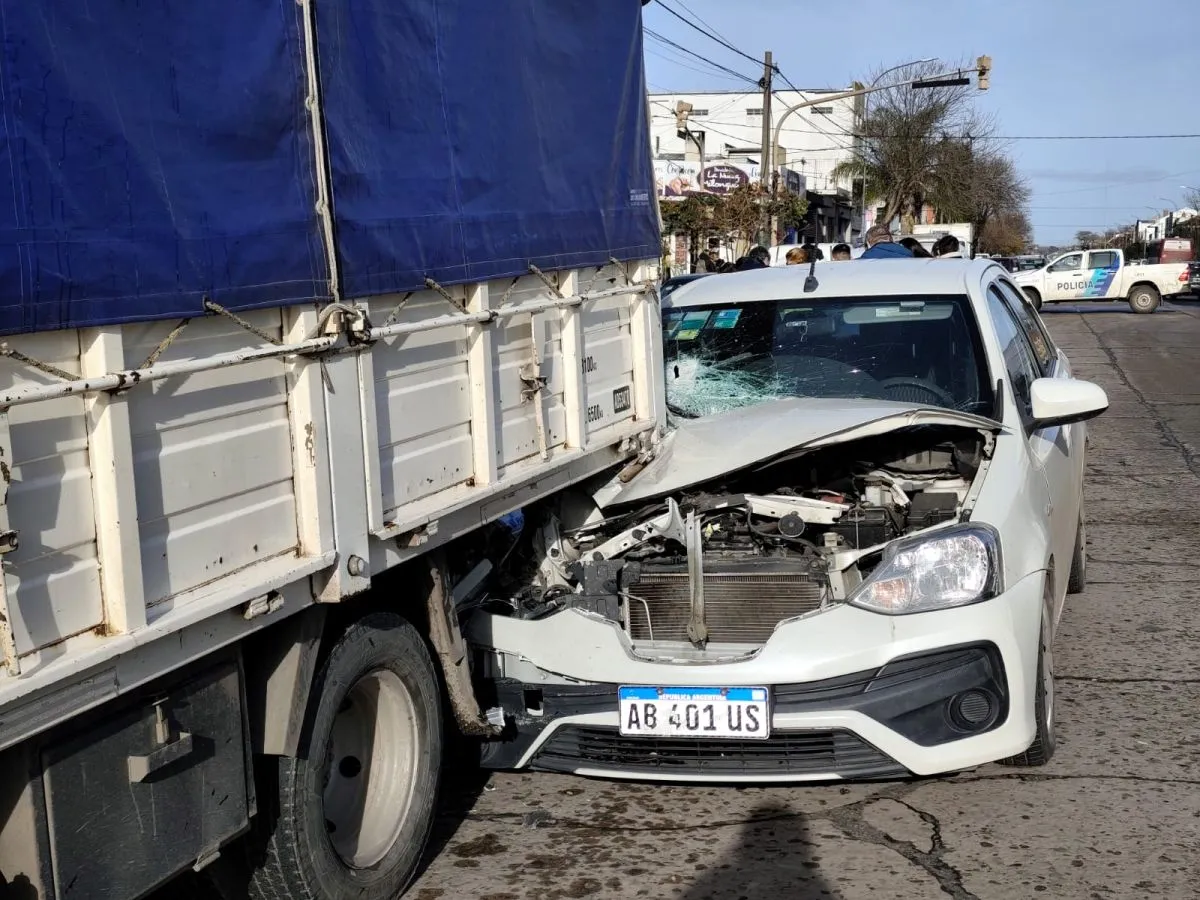 Auto queda hecho papilla tras chocar con camión en MDP