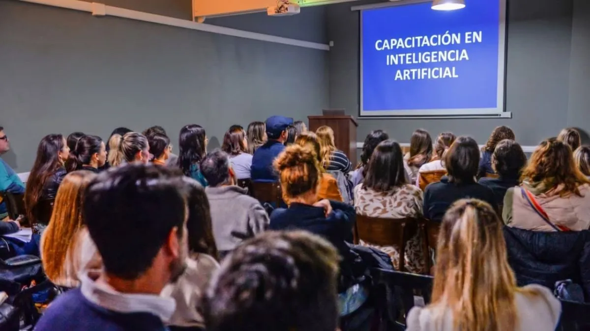 Docentes marplatenses jugando al ChatGPT: ¿Clases del futuro?