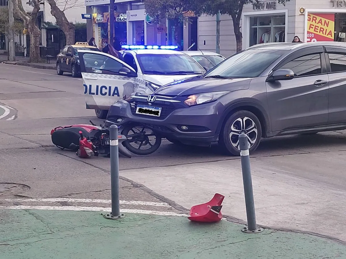 Choque en modo 'Rápido y Furioso': moto vs camioneta